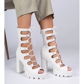 Fehér csizma egy nagy oszlopon, kivágással 2 Fehér csizma egy nagy oszlopon, kivágással 2