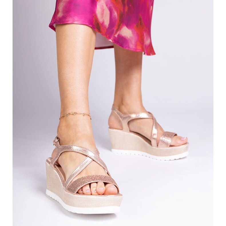 Pezsgő ék szandál cirkonokkal aranysárga 1