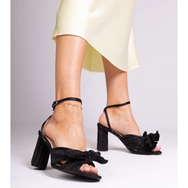 Fekete szandál íj a blokkon 1