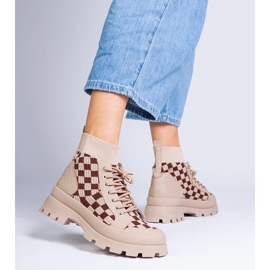 Barna csizma cipők a peronon 1