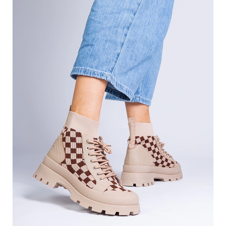 Barna csizma cipők a peronon 1 Barna csizma cipők a peronon 1