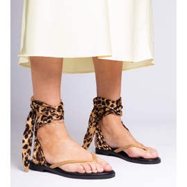 Panther szandál, mint a flip -flopok, a láb körül kötve barna 1