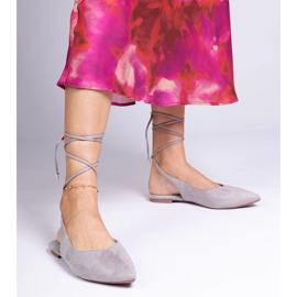 Szürke lapos szivattyúk a bokára kötve 1 Szürke lapos szivattyúk a bokára kötve 1