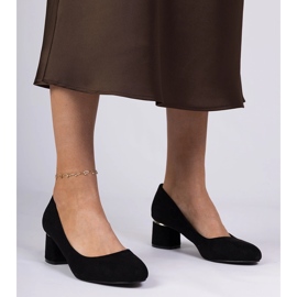 Fekete klasszikus szivattyúk egy alacsony blokkon 1