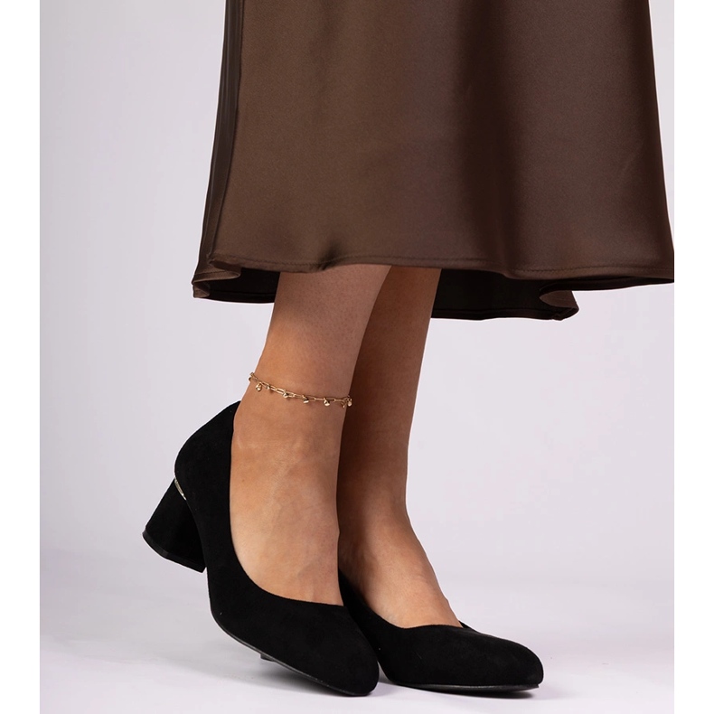 Fekete klasszikus szivattyúk egy alacsony blokkon 2