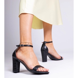 Fekete szandál a poszton 2
