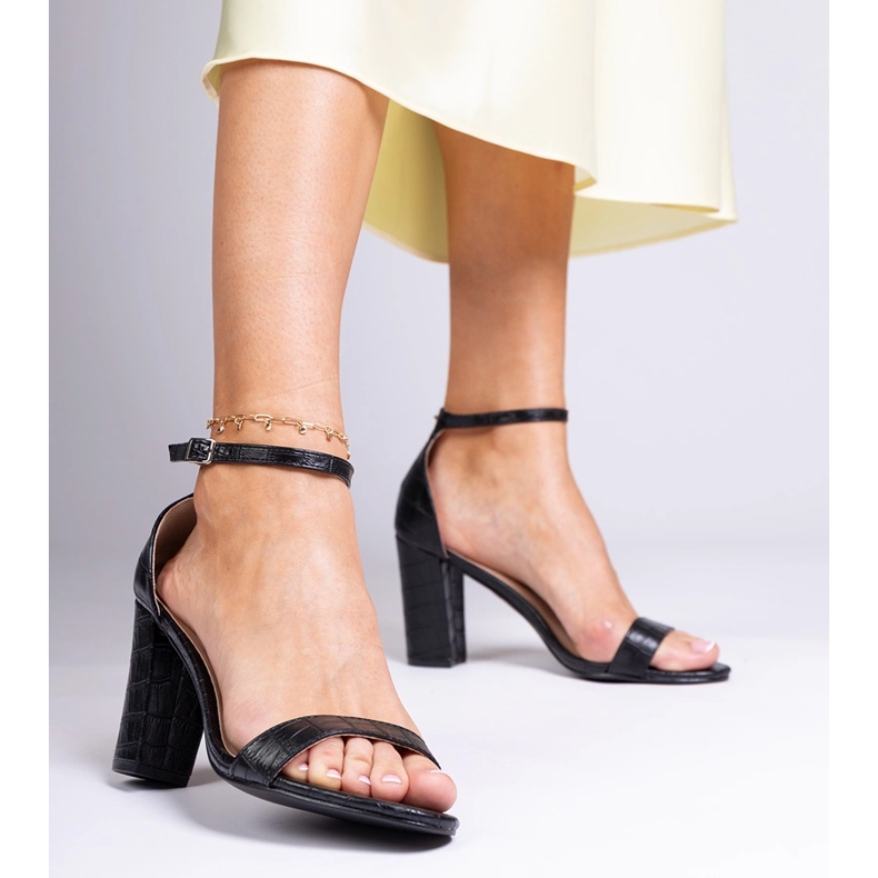 Fekete szandál a poszton 1