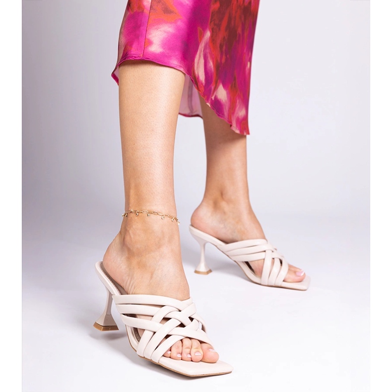 Bézs elegáns sarkú szandál a Bourget márkától 1