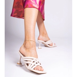 Bézs elegáns sarkú szandál a Bourget márkától 2