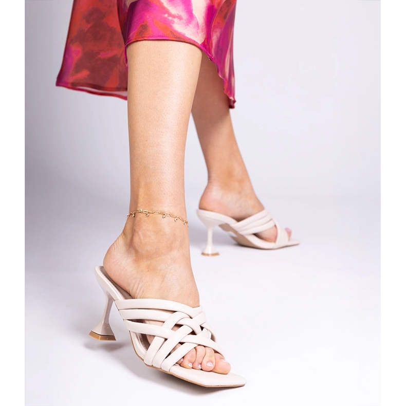 Bézs elegáns sarkú szandál a Bourget márkától 2