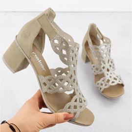 Női magas sarkú cipő a Rieker 64773-61 bézs szandálban 1