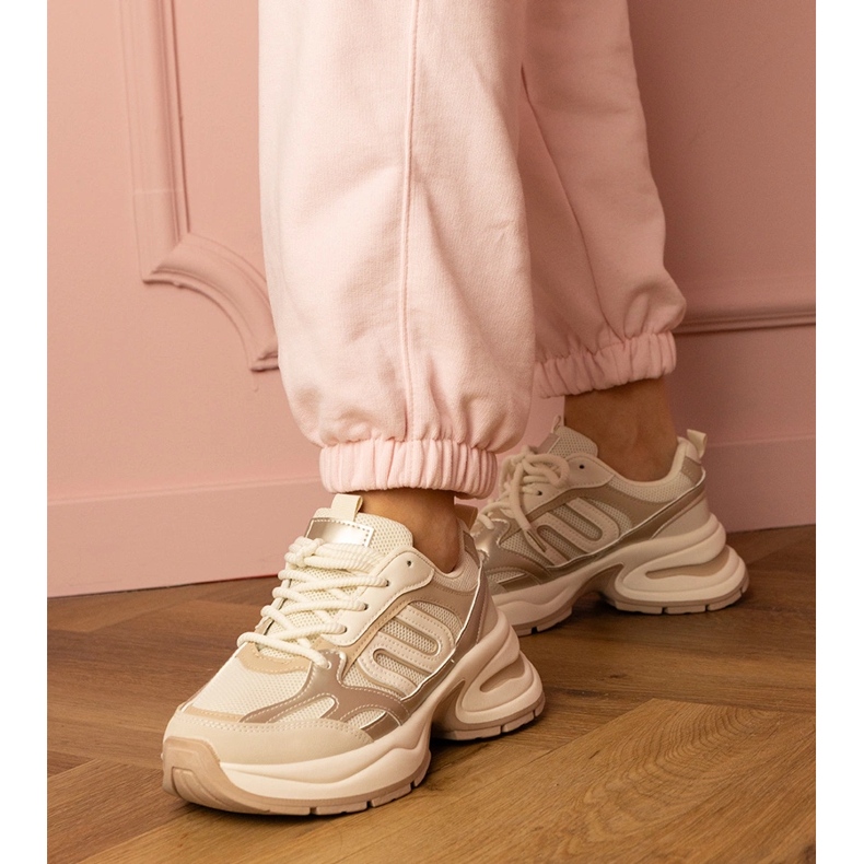 Bézs sport cipők egy hatalmas talpon 1