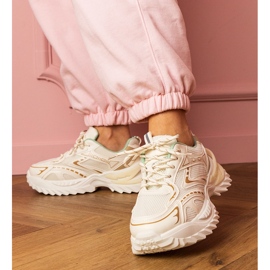 Bézs sport cipők egy vastag talpon 1