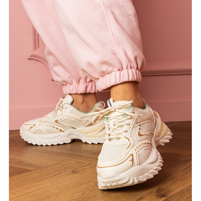 Bézs sport cipők egy vastag talpon 1