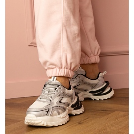 Ezüst sport cipők egy vastag talpon 1