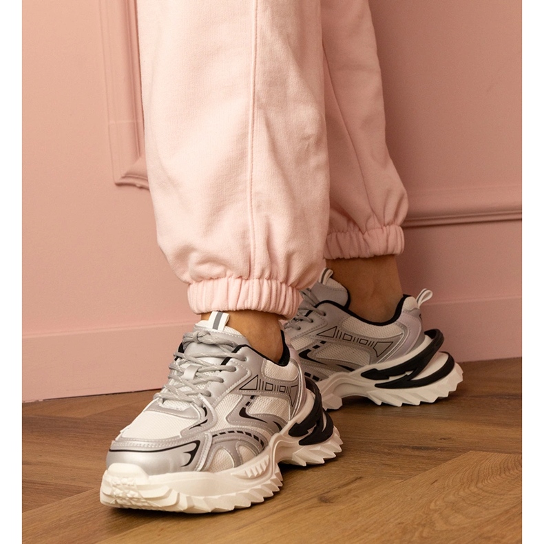 Ezüst sport cipők egy vastag talpon 1