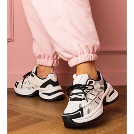 Fehér és fehér sport cipők egy hatalmas talpon 1