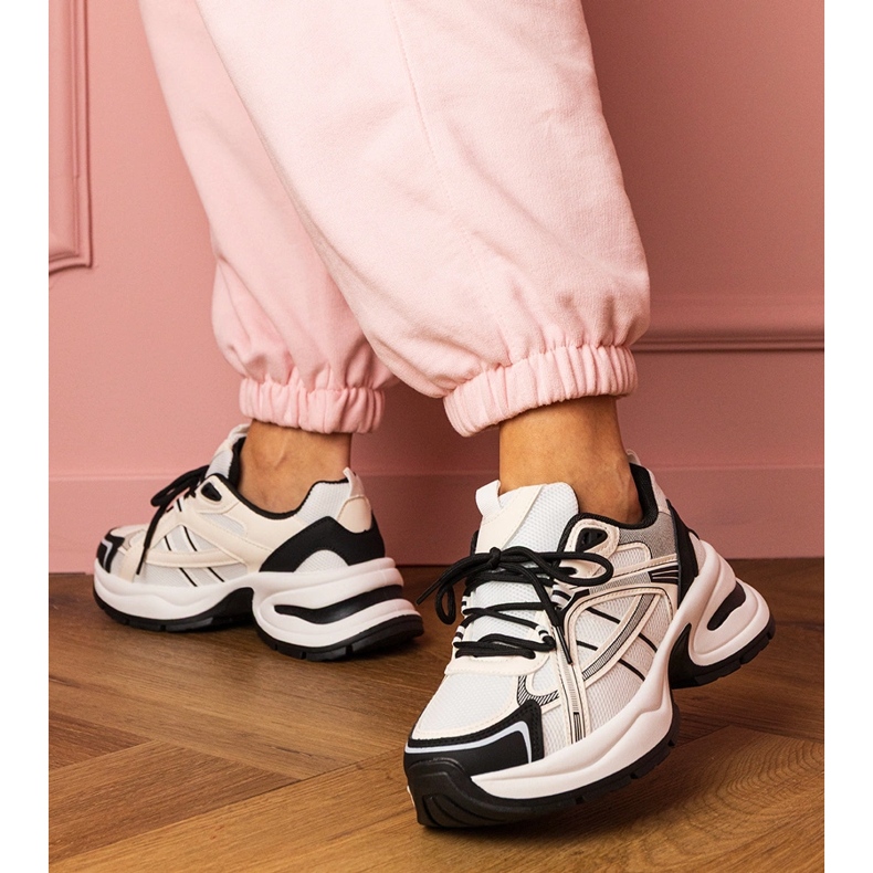 Fehér és fehér sport cipők egy hatalmas talpon 1