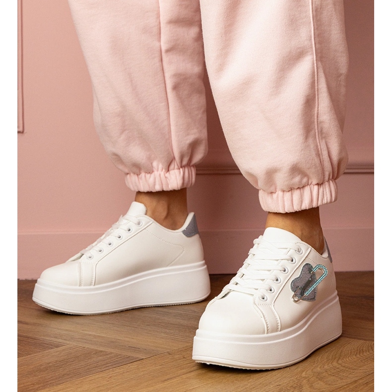 Fehér cipők kék szívvel és cirkoncsapokkal 1