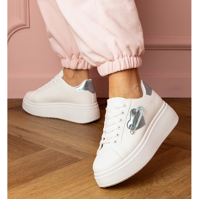 Fehér cipők kék szívvel és cirkoncsapokkal 2