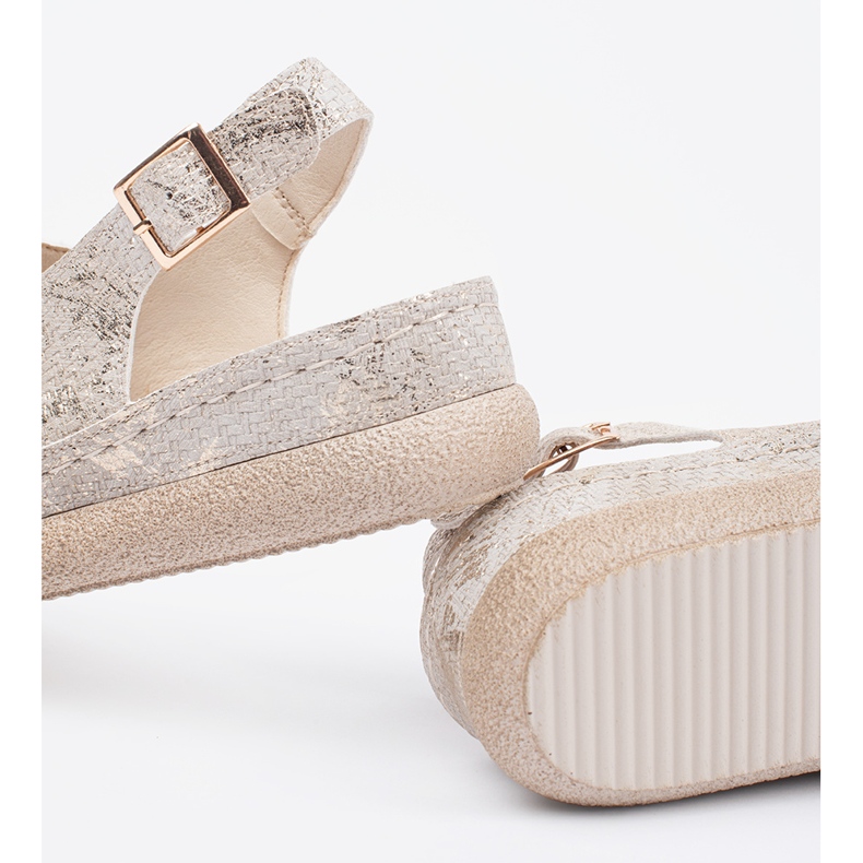 Goodin Lapos szandál taupe csatjal bézs 2 Goodin Lapos szandál taupe csatjal bézs 2