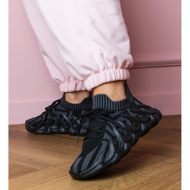 Fekete sport cipők egy hatalmas talpon 2