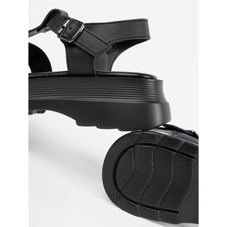 Goodin Fekete szandál egy vastag talpon 1