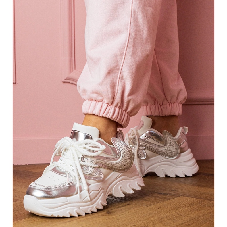 Fehér cipők egy hatalmas talpon cirkonokkal 1