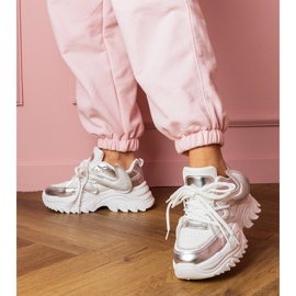 Fehér cipők egy hatalmas talpon cirkonokkal 2