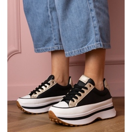 Fekete cipők cipők a platfotmon 1