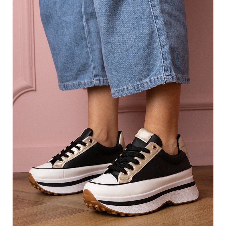 Fekete cipők cipők a platfotmon 1