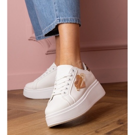 Fehér cipők cirkoncsapokkal és leopárd -kiegészítéssel 1