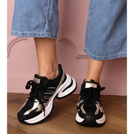 Fekete sport cipők egy hatalmas talpon 1