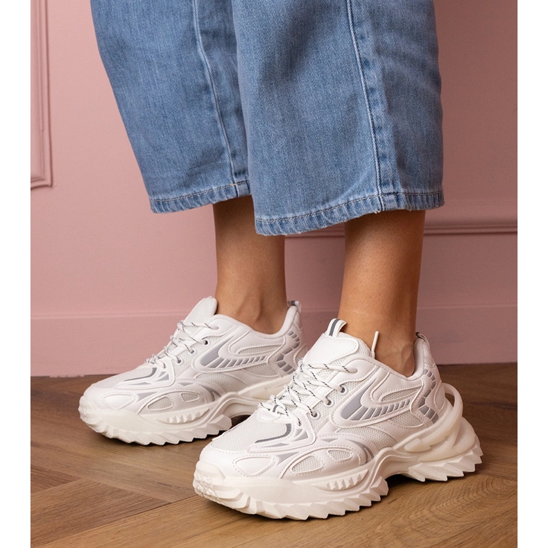 Fehér sport cipők egy stílusos talpon 1