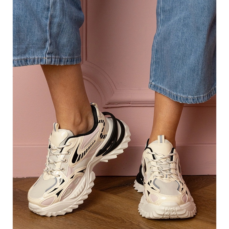 Bézs sport cipők egy stílusos talpon 1