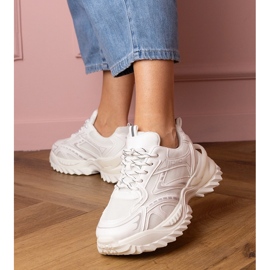 Fehér sport cipők egy vastag talpon 1
