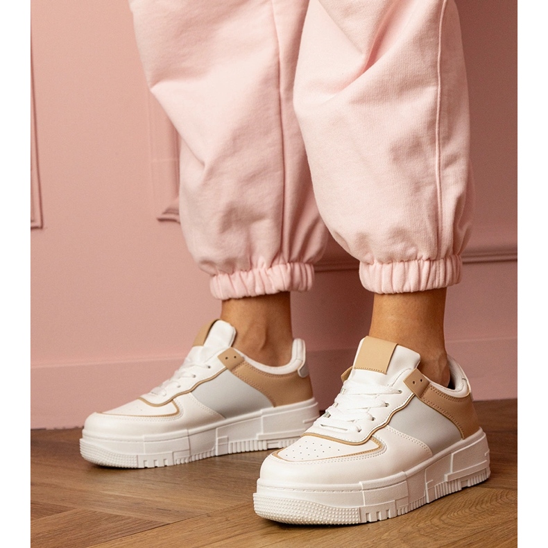 Fehér és bézs sportos cipők a Platfotm -on 1