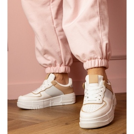 Fehér és bézs sportos cipők a Platfotm -on 2