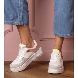 Fehér és szürke sport cipők a platfotmon 1