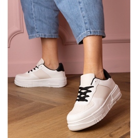 Bézs sport cipők a Platfotm -en 1