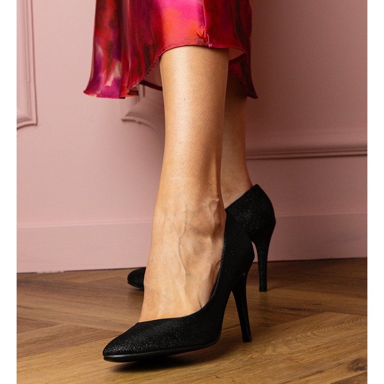 Fekete szivattyúk egy brokád kivitelben 2