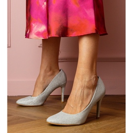 Ezüst szivattyúk egy brokád kivitelben 1