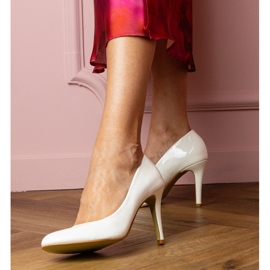 Fehér klasszikus szivattyúk, amelyek egy csapon lakkoztak 1