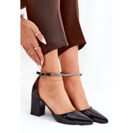 Festett szivattyúk hegyes lábujjakkal a fekete oszlopon 2