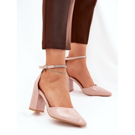 Festett szivattyúk hegyes lábujjakkal a bézs oszlopon 2