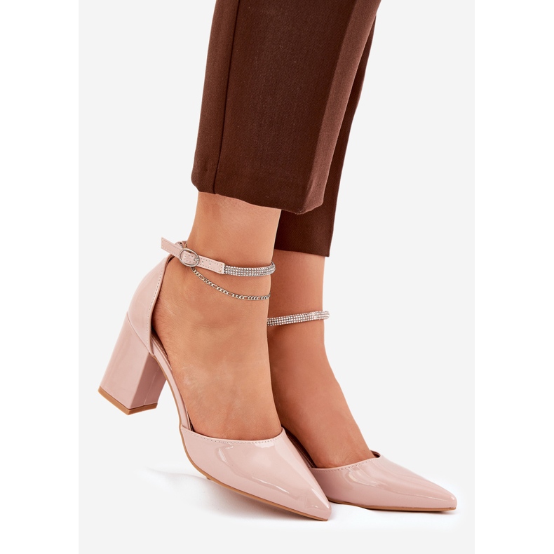 Festett szivattyúk hegyes lábujjakkal a bézs oszlopon 1