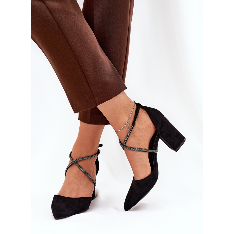 Pumpák hegyes lábujjakkal és díszített csíkokkal az oszlopon fekete 2