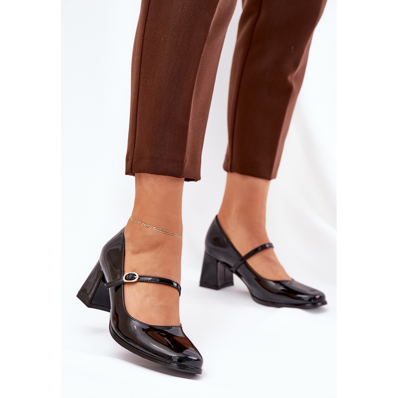 Festett szivattyúk az oszlopra, övvel és csatkal fekete 2