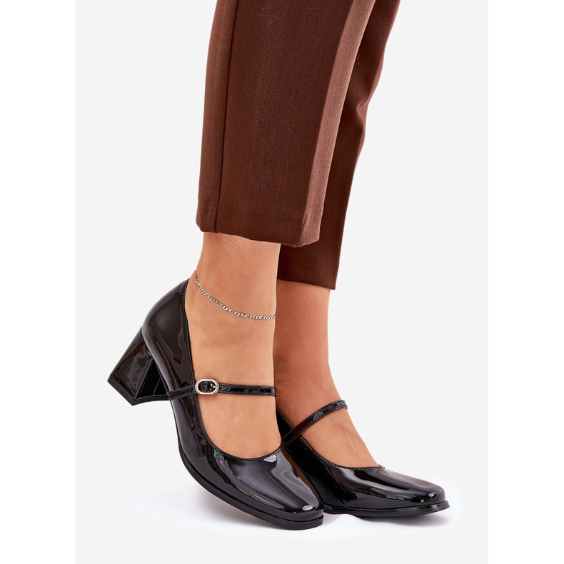 Festett szivattyúk az oszlopra, övvel és csatkal fekete 1