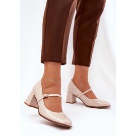 Festett szivattyúk az oszlopra övvel és bézs csatával 2